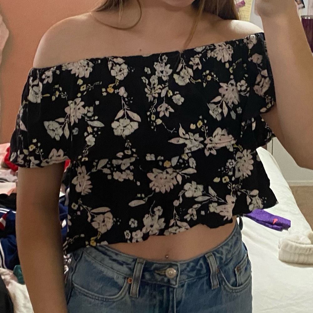 TILLYS-Off-shoulder shirt